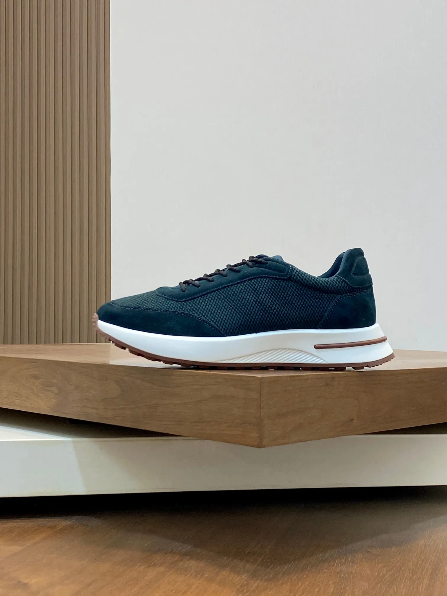 Factory price: 480💰 Loro Piana - Classic casual shoes, men's lace-up casual shoes and sneakers, high-quality lightweight and comfortable fabrics, suitable for outdoor leisure, the color scheme is young and energetic, and it looks great with sportswear or casual suits! Code number: 38-44 (45, 46, can be customized)